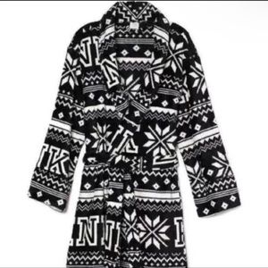 ❤️ PINK Victoria’s Secret Robe Holiday Black Fuzzy Snowflakes